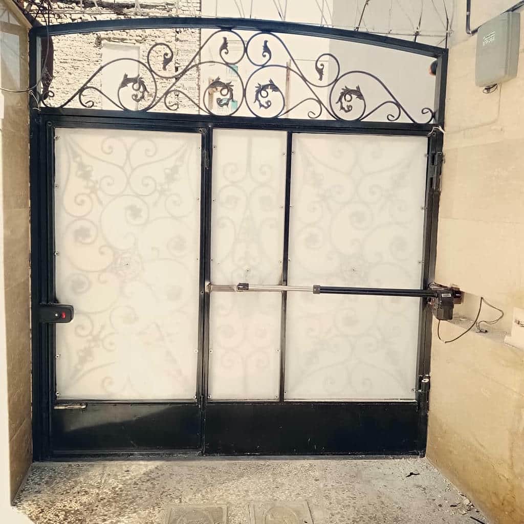 اجرای درب برقی پارکینگ ریلی با دنده شانه‌ای در رشت