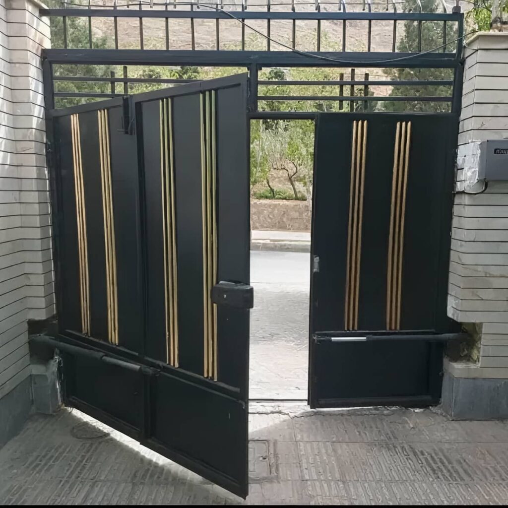 سفارش درب برقی ویلایی دو لنگه با مدار فرمان در رشت