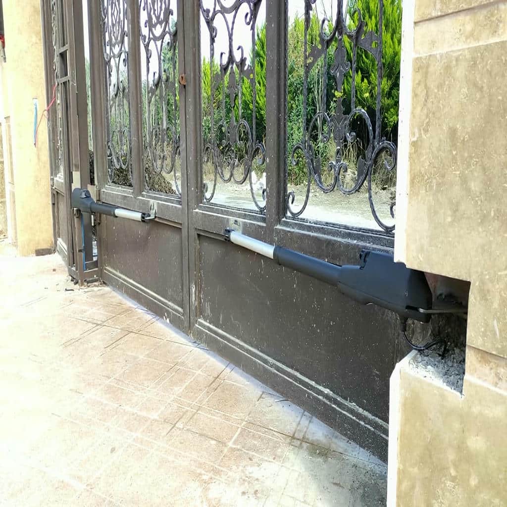 درب برقی حیاط لولایی با طرح فرفورژه در رشت