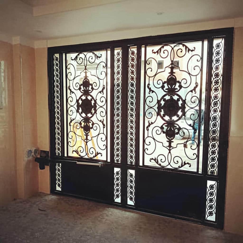 خدمات نصب درب برقی حیاط لولایی برای حیاط در رشت