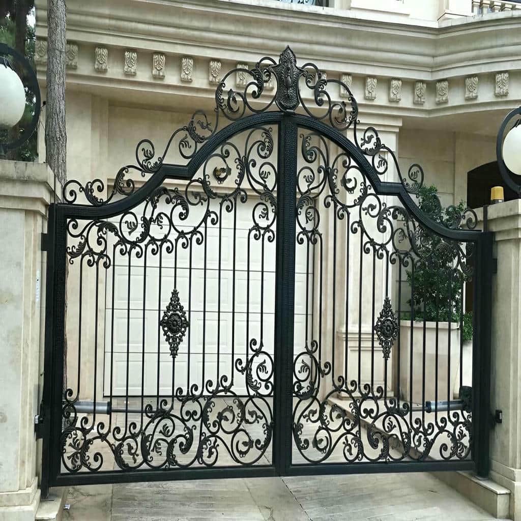درب ویلایی قاب دار محوطه با طرح کلاسیک در رشت