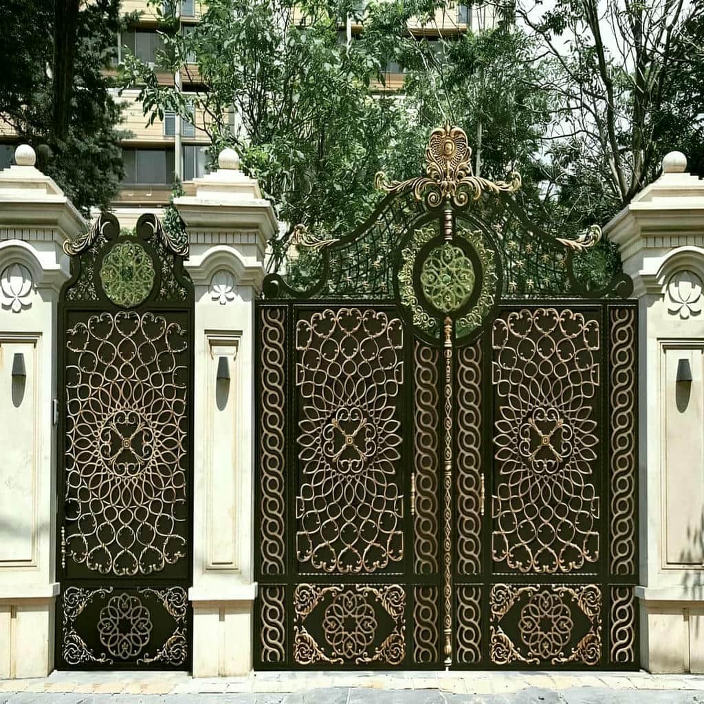 درب ویلایی باغچه دار ورودی با حریم مناسب در رشت