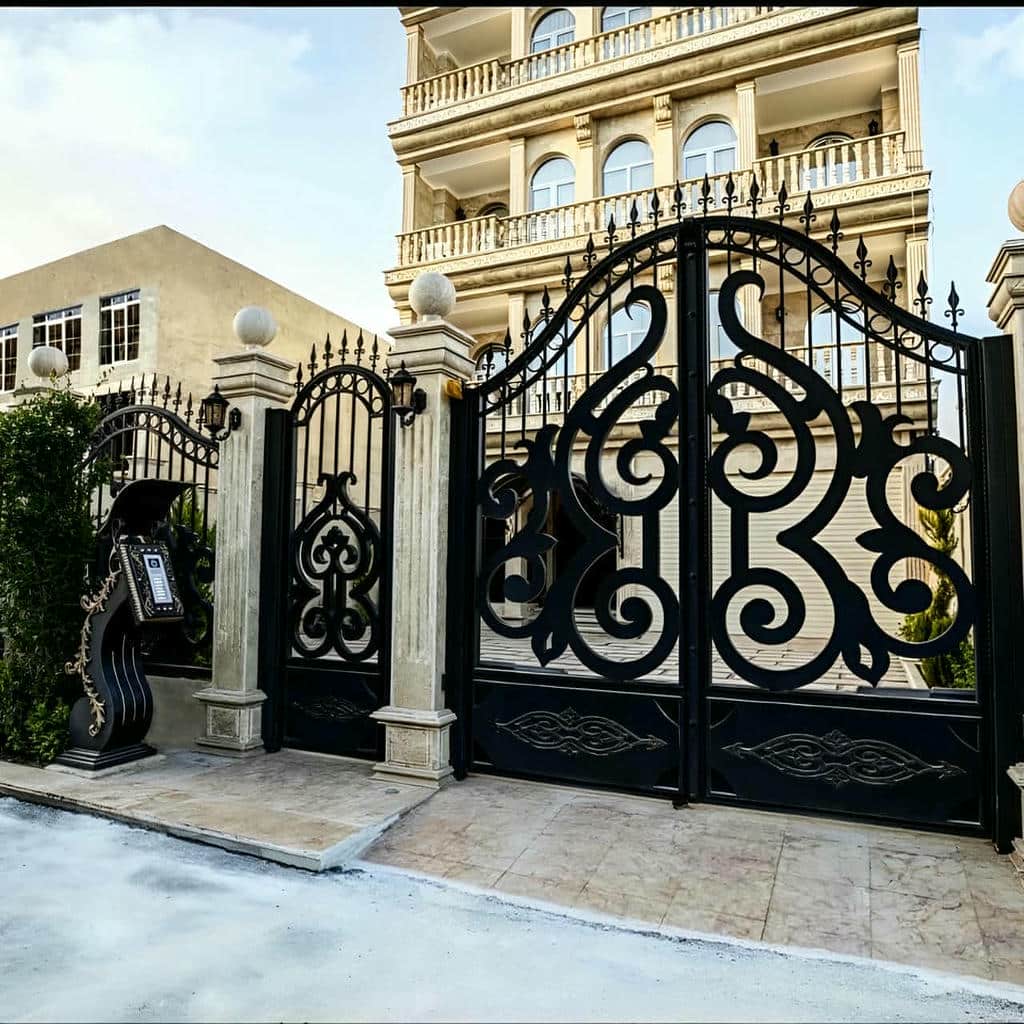 نصب درب پارکینگ لولایی ستون دار اتوماتیک در رشت نصب درب پارکینگ لولایی ستون دار اتوماتیک در رشت
