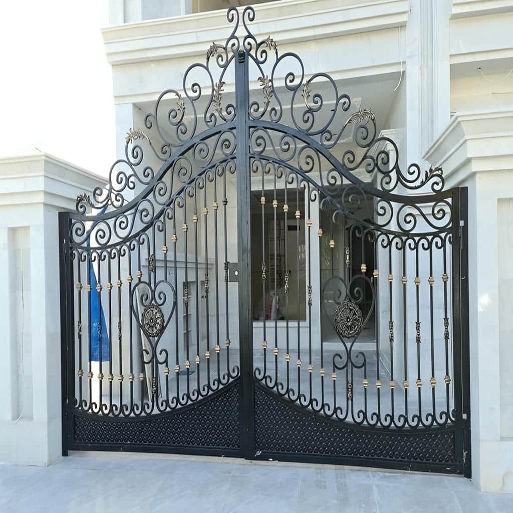 اجرای درب فلزی ریلی باغ با پنل هندسی در رشت