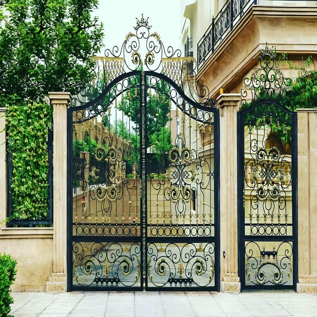 درب پارکینگ فرفورژه نمای رومی با گل نرده کلاسیک در رشت