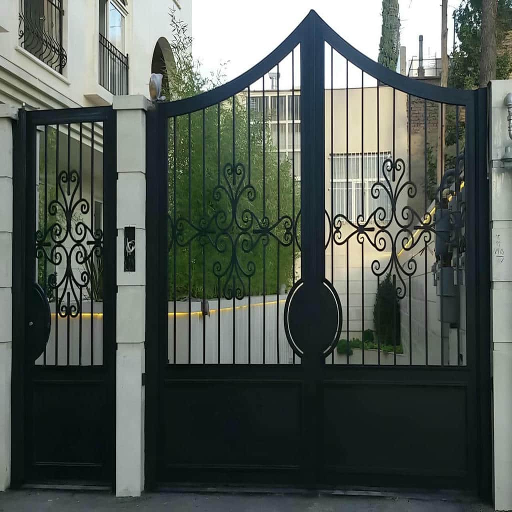 درب ویلایی باغچه دار ورودی با طرح کلاسیک در رشت