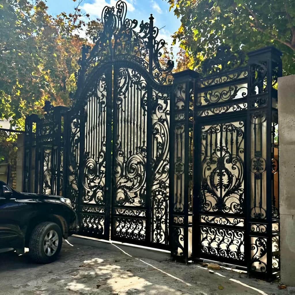 نصب درب فرفورژه گل دار با قفل و لولای مناسب در رشت
