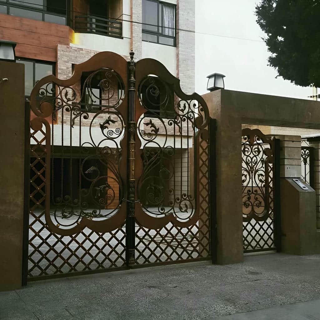 اجرای درب پارکینگ ساده پروفیلی هماهنگ با نمای ساختمان در رشت