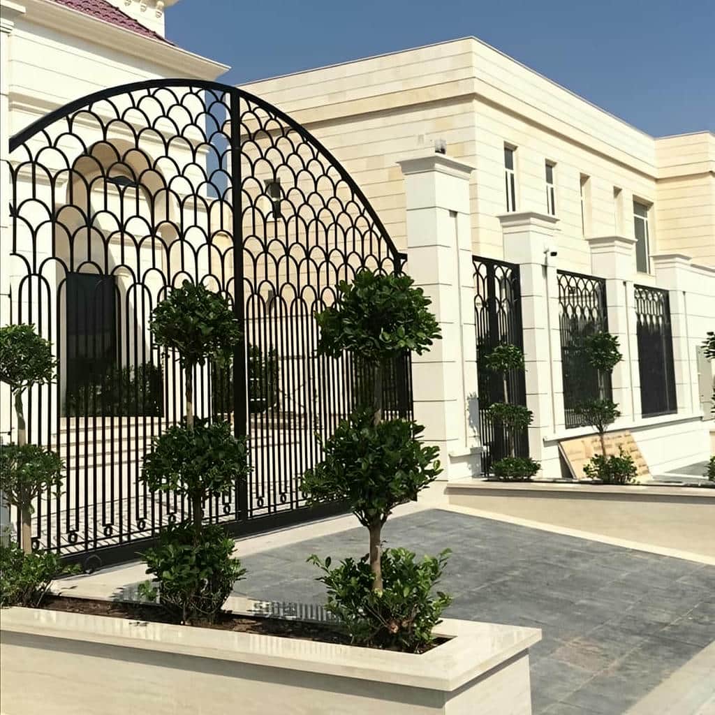 نصب درب حیاط فلزی دو لنگه برای ورودی ویلا در رشت