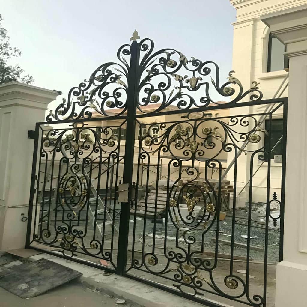 سفارش درب حیاط پانل دار نیمه پوشیده در رشت