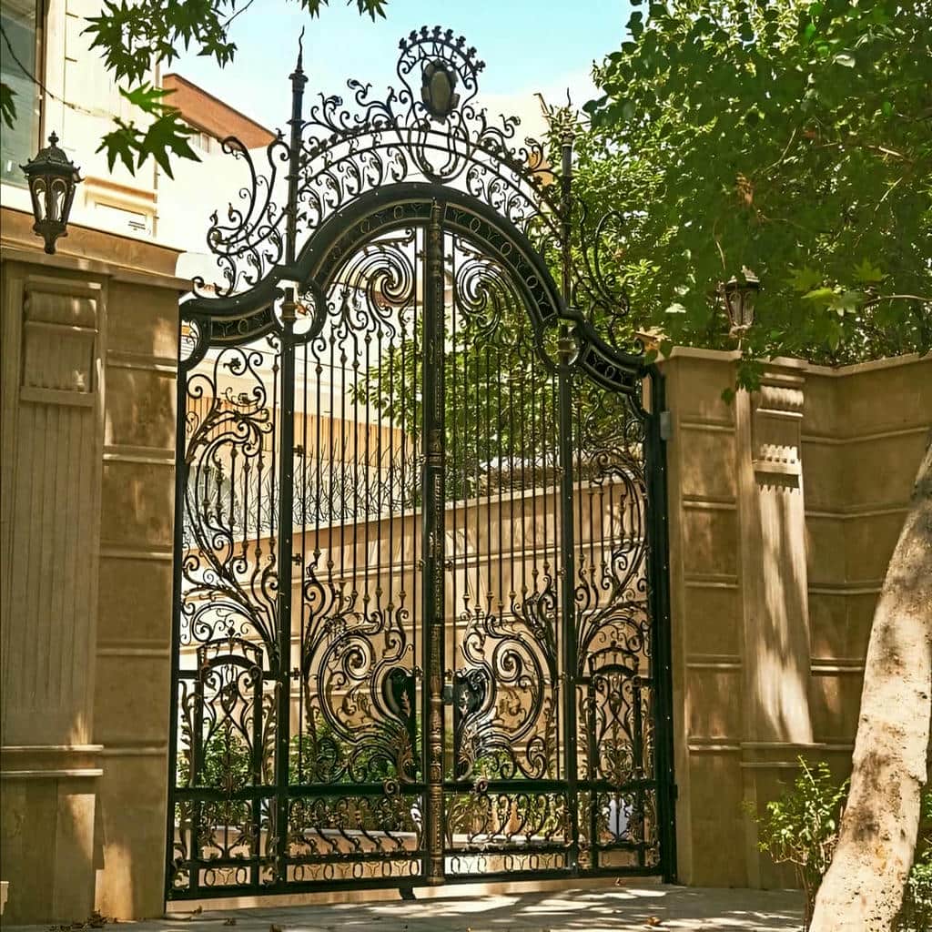 درب پارکینگ دو لنگه فلزی کلاسیک برای ساختمان رشت درب پارکینگ دو لنگه فلزی کلاسیک برای ساختمان رشت