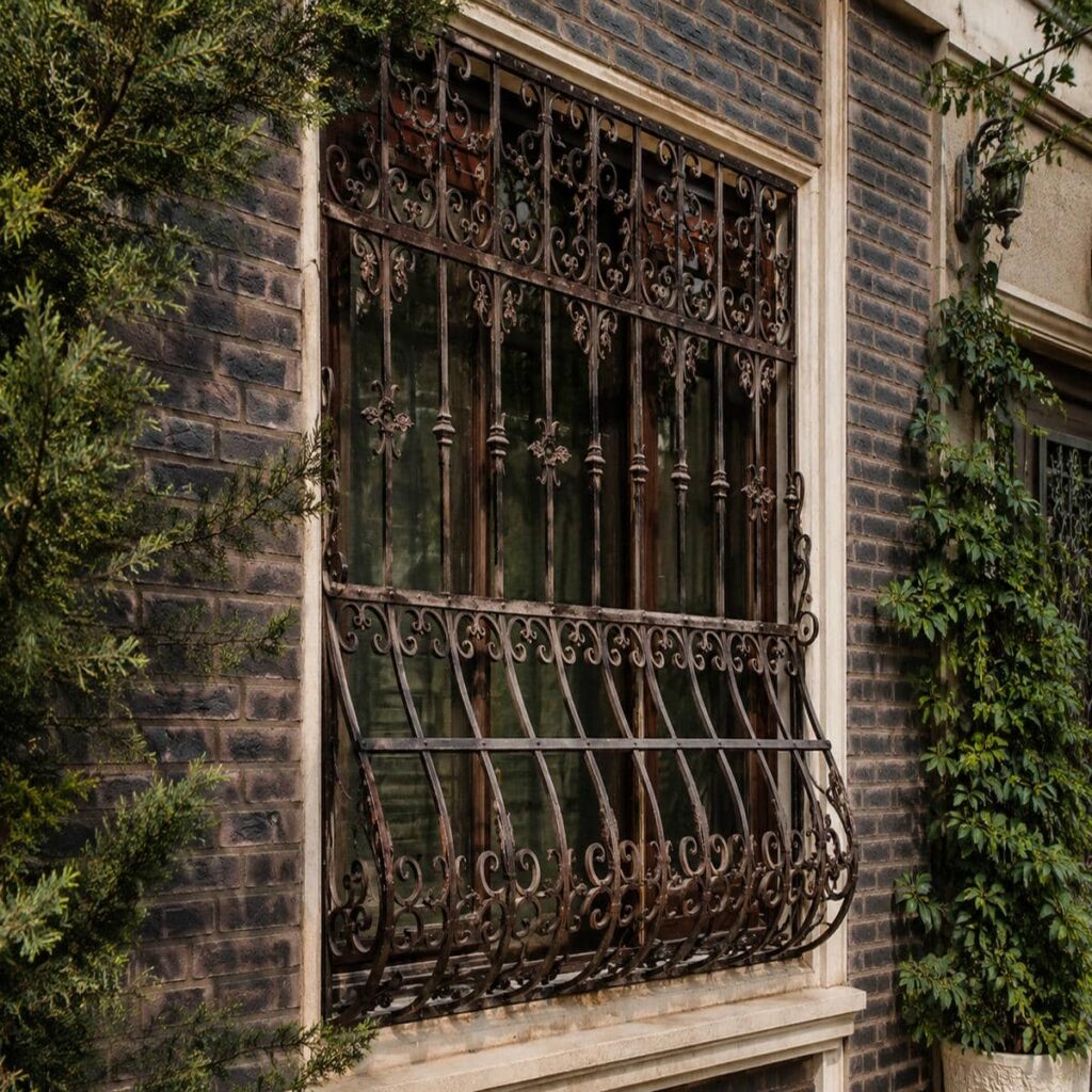 اجرای حفاظ پنجره آپارتمان طبقات پایین با شبکه منظم در رشت