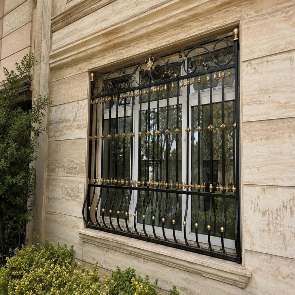 نصب حفاظ پنجره مشکی طلایی نما روی ساختمان در رشت