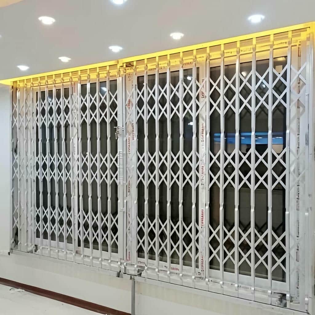 نصب حفاظ پنجره ریلی بازشو با ریل روان در رشت