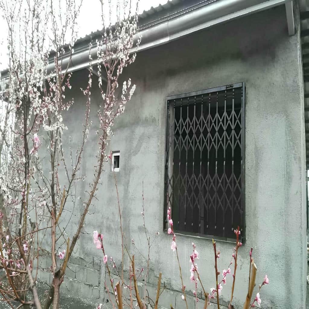 اجرای حفاظ پنجره متحرک کشویی برای دهانه عریض در رشت