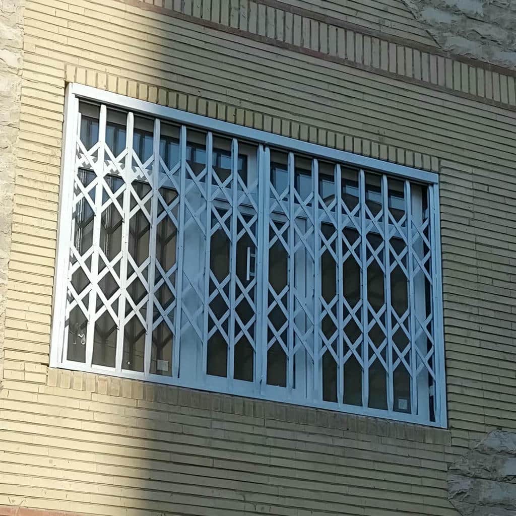 نصب حفاظ پنجره متحرک کشویی با ریل روان در رشت