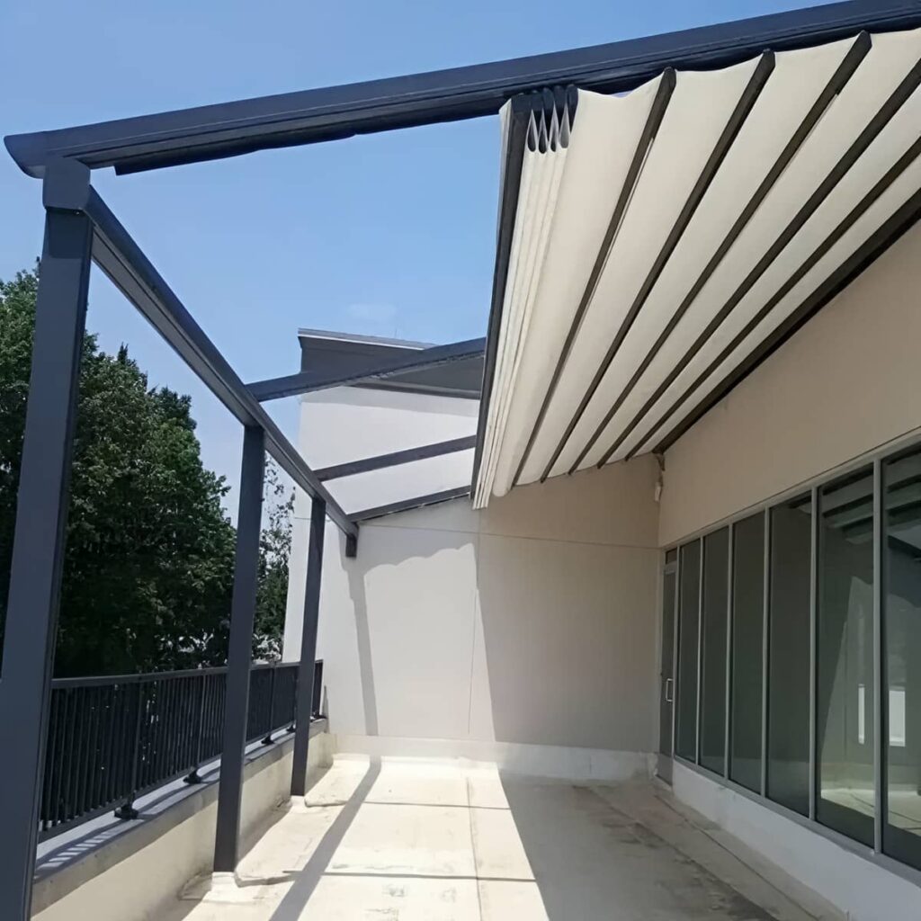 سایبان ریموت دار رشت با پارچه هماهنگ نما