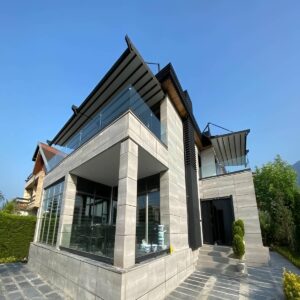 سایبان ریموت دار رشت با پوشش مقاوم فضای ورودی