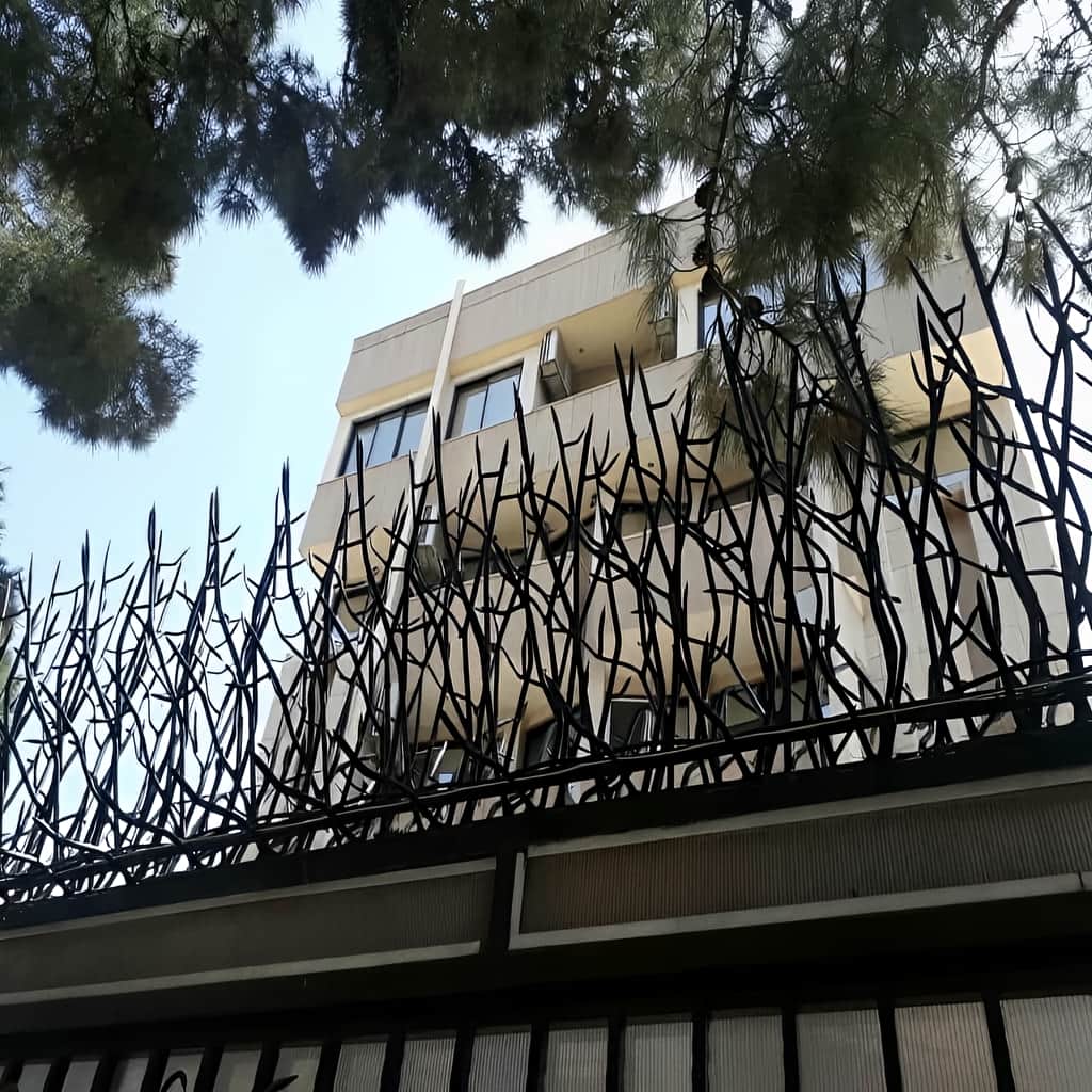 حفاظ بوته ای رشت با فرم شاخه ای فلزی