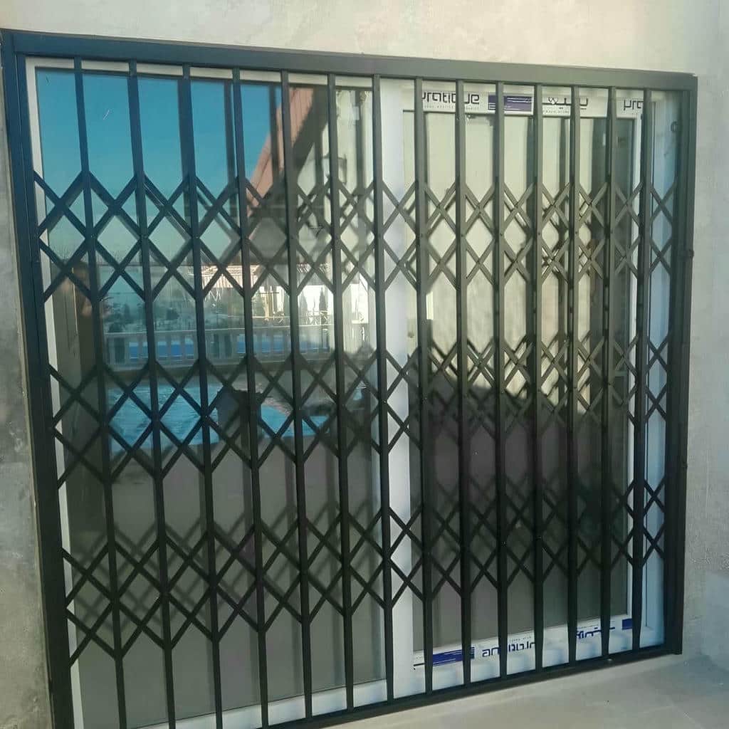 درب حفاظتی آپارتمان رشت با نمای مینیمال