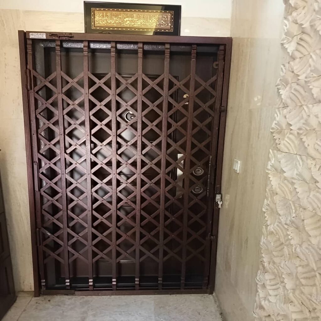 حفاظ درب ساختمان رشت رنگ شده