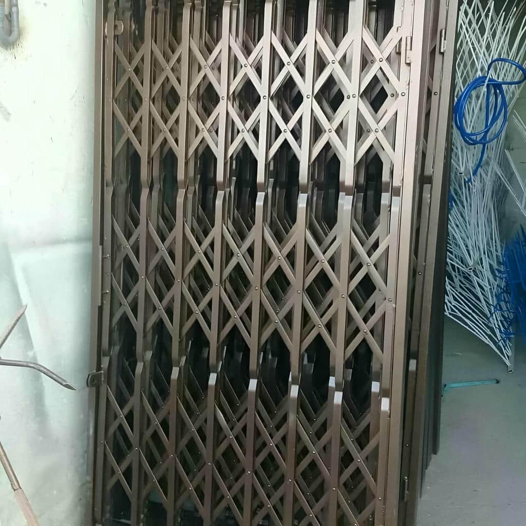 درب آکاردئونی آپارتمان در رشت