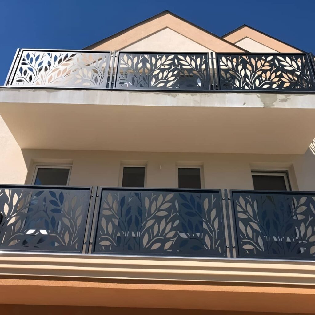 نرده آلومینیومی بالکن رشت با طراحی آلومینیومی مدرن