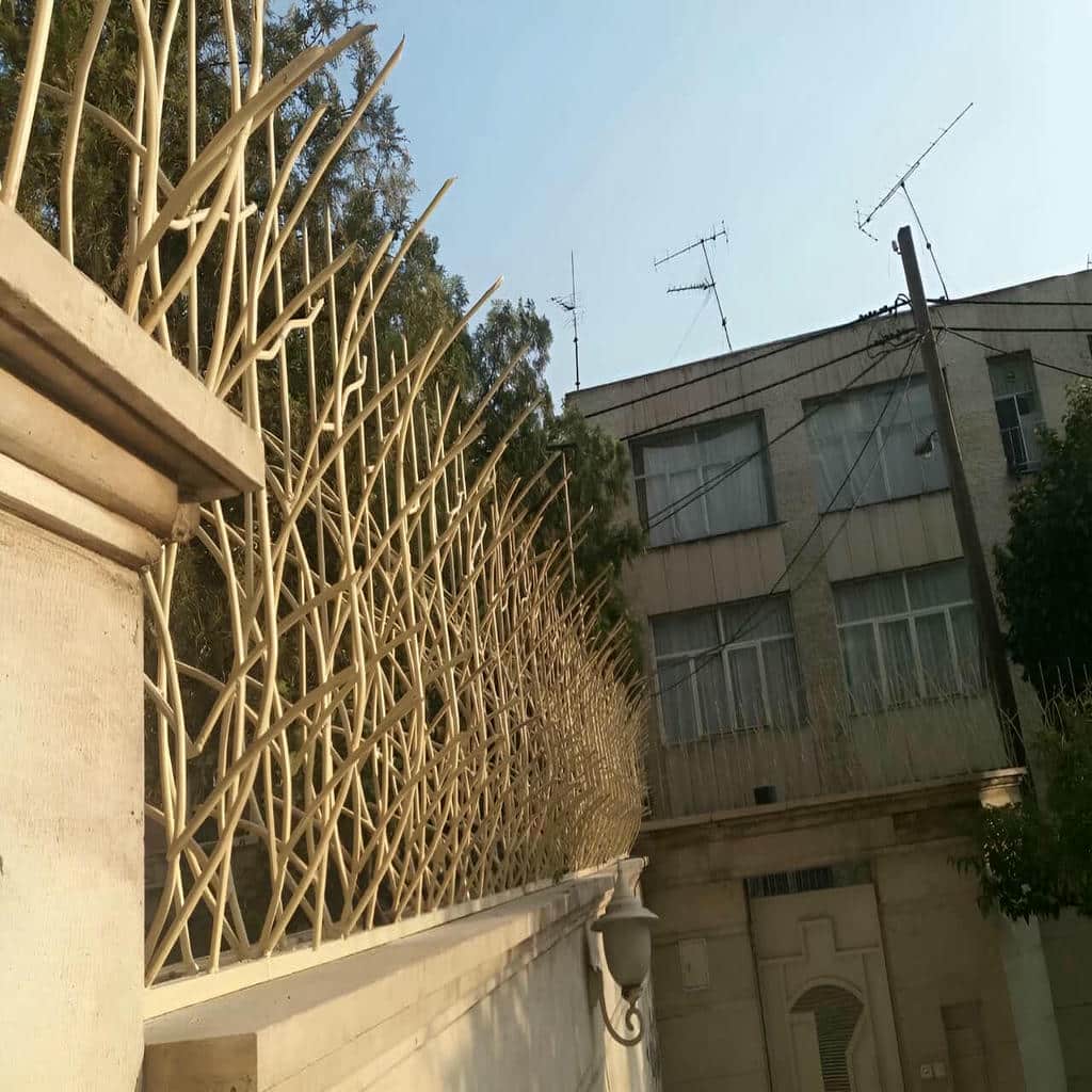 نرده روی دیوار کلاسیک رشت با طرح فرفورژه