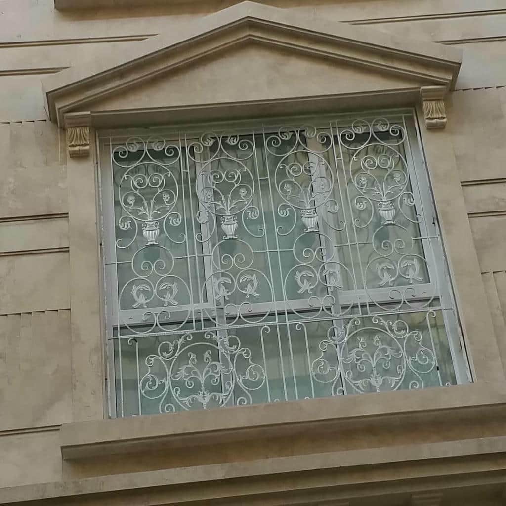 حفاظ پنجره فرفورژه رشت در نمای کلاسیک