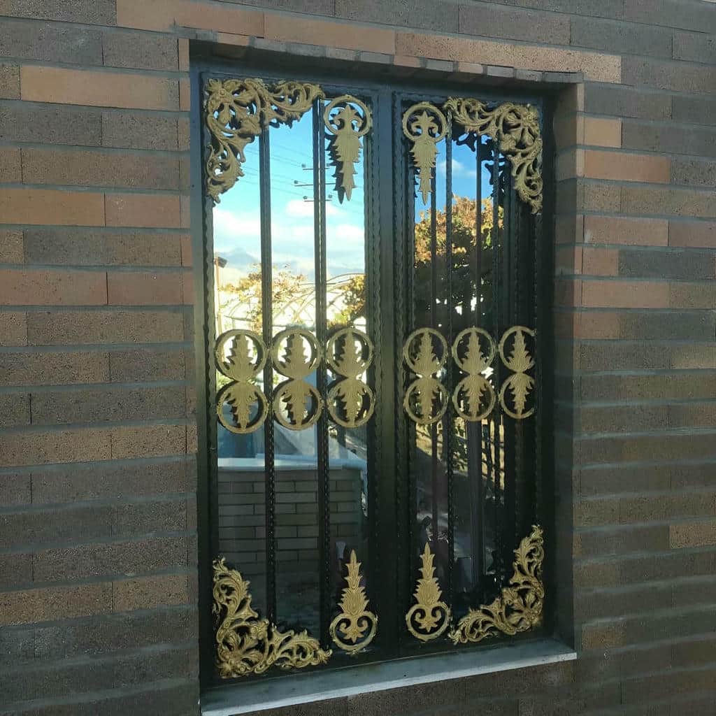 نرده پنجره رشت با فرم گلنرده کلاسیک