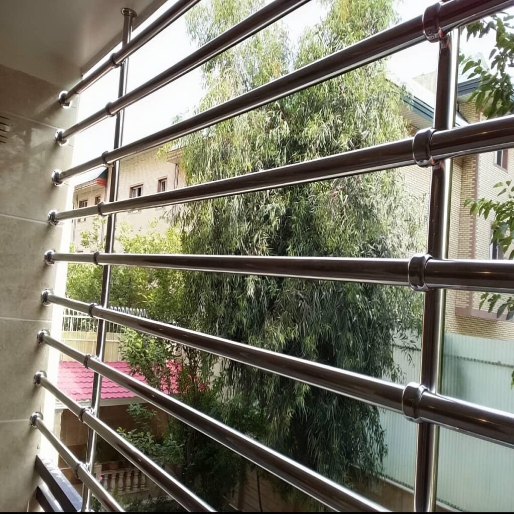 جان پناه بالکن رشت با فرم مینیمال