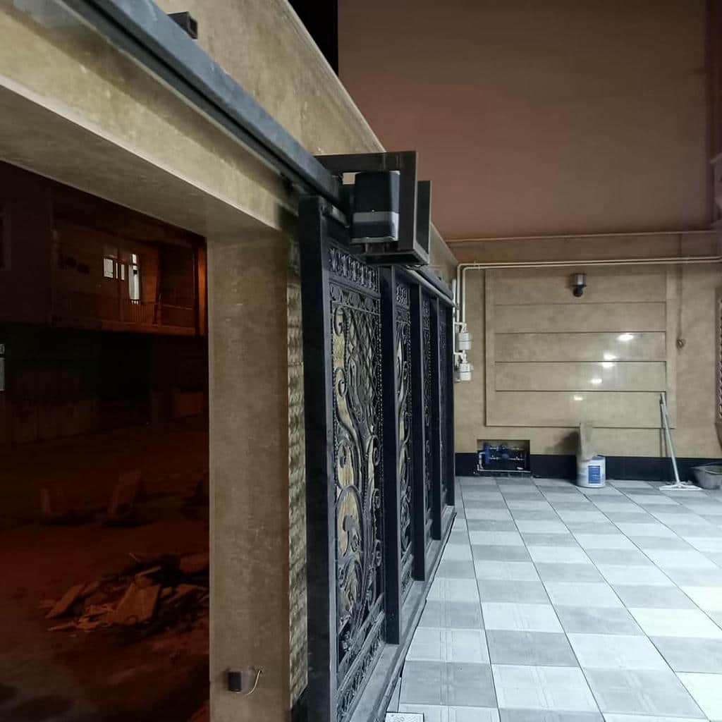 جک درب پارکینگ رشت در فضای ویلایی بزرگ