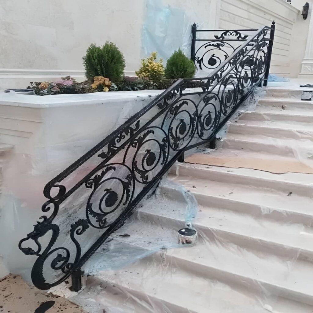 حفاظ بالکن رشت با پوشش فلزی مشکی