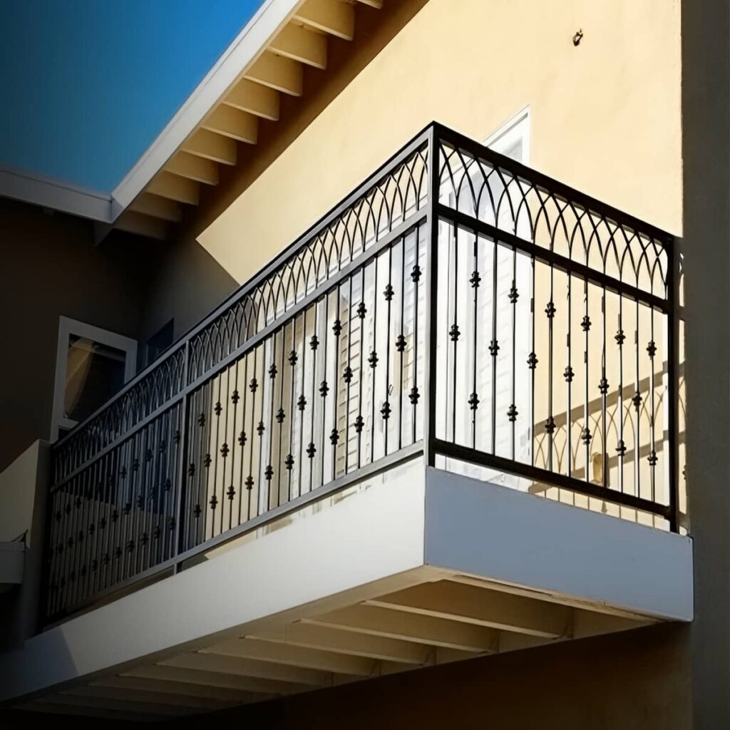 نرده آلومینیومی بالکن رشت با رنگ سفید