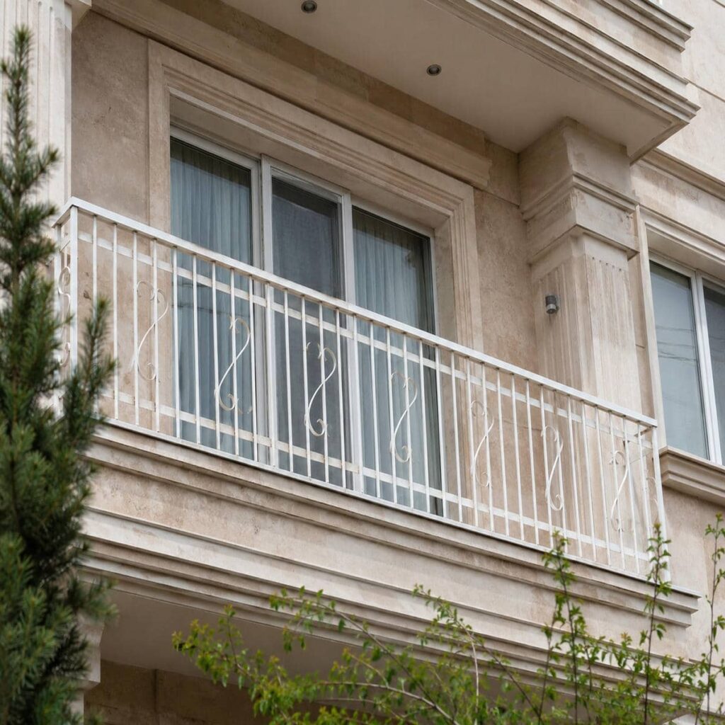 جان پناه بالکن شیشه ای ساختمان