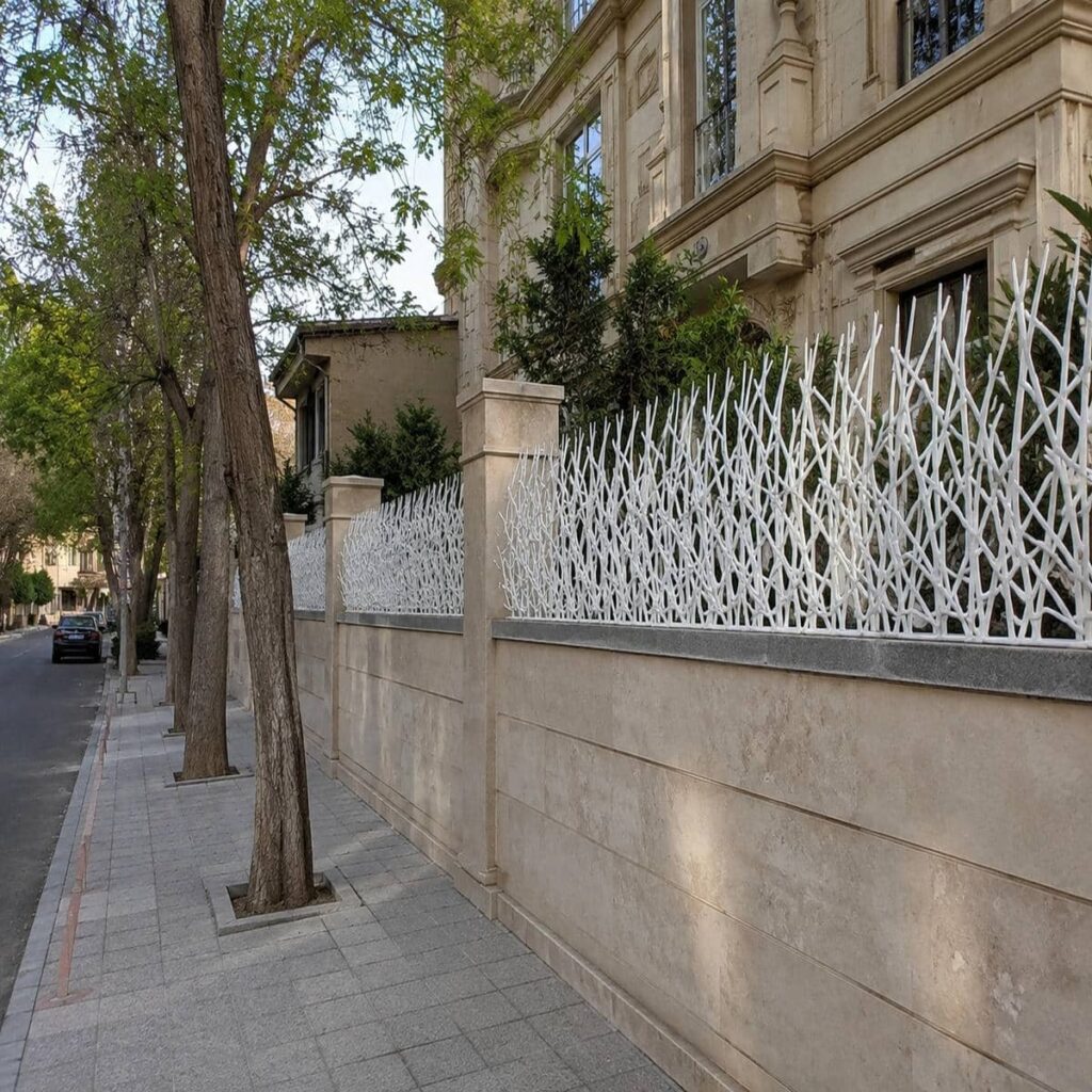 نرده آهنی روی دیوار رشت با طرح فلزی