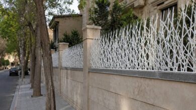 نرده آهنی روی دیوار رشت با طرح فلزی